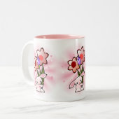 Stomme roze Bunny met bloemen Tweekleurige Koffiemok (Voorkant links)
