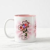 Stomme roze Bunny met bloemen Tweekleurige Koffiemok (Links)