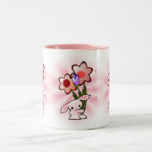 Stomme roze Bunny met bloemen Tweekleurige Koffiemok (Center)