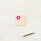 Stomme roze lippenstift kussenpapier post-it® notes (Op bureau)