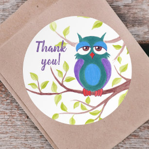 Stomme slaperige uil op een cartoon aangepaste tek ronde sticker