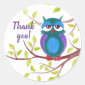Stomme slaperige uil op een cartoon aangepaste tek ronde sticker (Voorkant)