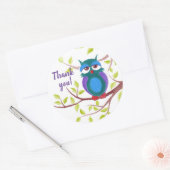 Stomme slaperige uil op een cartoon aangepaste tek ronde sticker (Envelop)