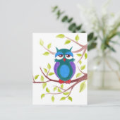 Stomme slaperige uil op een cartoon briefkaart (Staand voorkant)