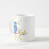 Stomme slaperige uil op een cartoon koffiemok (Voorkant links)