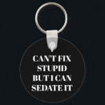 Stomme Sleutelhanger kan niet worden opgelost<br><div class="desc">De ronde knoop sleutelhanger kenmerkt tekst "ik kan niet Stomme,  maar ik kan het"op een zwarte achtergrond of om het even welke kleur schikken u kiest,  perfect voor een paramedisch,  verpleegkundige,  of arts. Sleutelhangers maken leuke cadeaus voor familie en vrienden of voor jezelf creëer.</div>