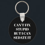 Stomme Sleutelhanger kan niet worden opgelost<br><div class="desc">De ronde knoop sleutelhanger kenmerkt tekst "ik kan niet Stomme,  maar ik kan het"op een zwarte achtergrond of om het even welke kleur schikken u kiest,  perfect voor een paramedisch,  verpleegkundige,  of arts. Sleutelhangers maken leuke cadeaus voor familie en vrienden of voor jezelf creëer.</div>