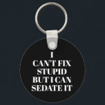 Stomme Sleutelhanger kan niet worden opgelost<br><div class="desc">De ronde knoop sleutelhanger kenmerkt tekst "ik kan niet Stomme,  maar ik kan het"op een zwarte achtergrond of om het even welke kleur schikken u kiest,  perfect voor een paramedisch,  verpleegkundige,  of arts. Sleutelhangers maken leuke cadeaus voor familie en vrienden of voor jezelf creëer.</div>