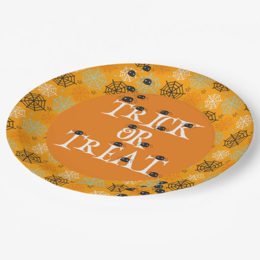 Stomme spinnen en spinweb met een beschermlaag van papieren bordje (Gekanteld)