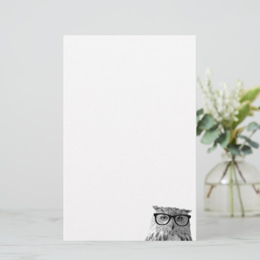 Stomme uil met een glazen papier voor schrijfpapie (Staand voorkant)
