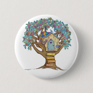 Stomme, witte, geïllustreerde treehouse op een kno ronde button 5,7 cm