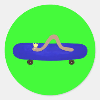 Stomme worm op een skateboard ronde sticker