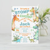 STOMP! CHOMP! Dinosaurus Verjaardagsfeestuitnodigi Kaart (Staand voorkant)