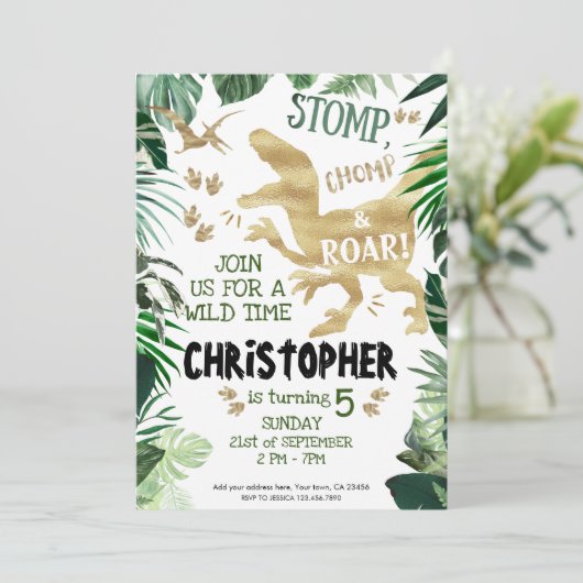 Stomp, Chomp en Roar. Dinosaurs Birthday-thema Kaart (Staand voorkant)