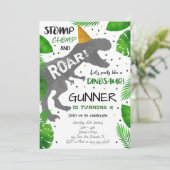 Stomp, Chomp en Roar! Dinosaurus Verjaardag Uitnod Kaart (Staand voorkant)