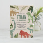 Stomp op over dinosaurus verjaardagsuitnodiging kaart (Staand voorkant)