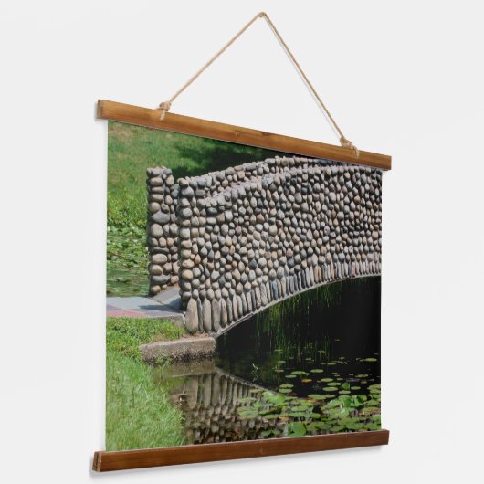 Stone Bridge Lilypads Natuur Hangend Wandkleed (Gebogen)