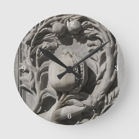 Stone Carved Art Granada Round (Medium) Wall Clock Ronde Klok (Voorkant)
