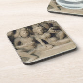 Stone carving of lovers die van een dansvoorstelli bier onderzetter (Linkerzijde)