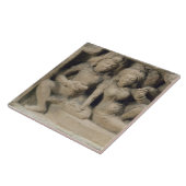 Stone carving of lovers die van een dansvoorstelli tegeltje (Zijkant)