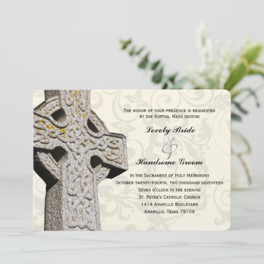 Stone Celtic Cross katholieke bruiloft Uitnodiging (Staand voorkant)