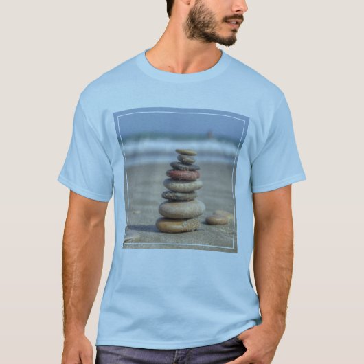 Stone toren op strand t-shirt (Voorkant)