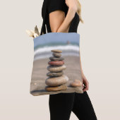 Stone toren op strand tote bag (Dichtbij)