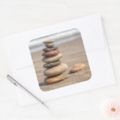 Stone toren op strand vierkante sticker (Envelop)