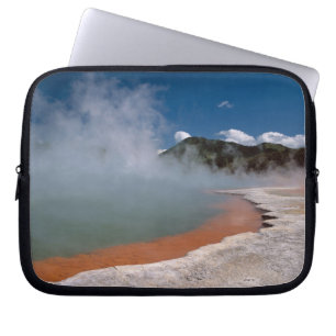 Stoom die opstijgt uit Champagne Pool bij WAI-O-TA Laptop Sleeve