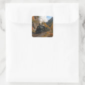  stoommachine in een herfstvallei vierkante sticker (Tas)