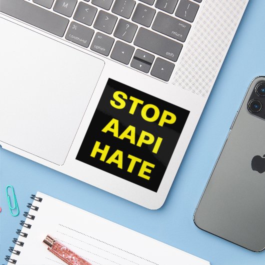 Stop AAPI Hate zwart-geel Sticker (Laptop met iPhone)