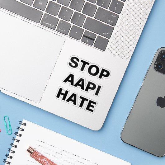 Stop AAPI Hate, zwart-wit Sticker (Laptop met iPhone)