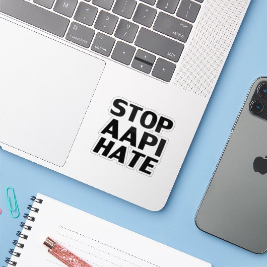 Stop AAPI Hate, zwarte witte Sticker (Laptop met iPhone)