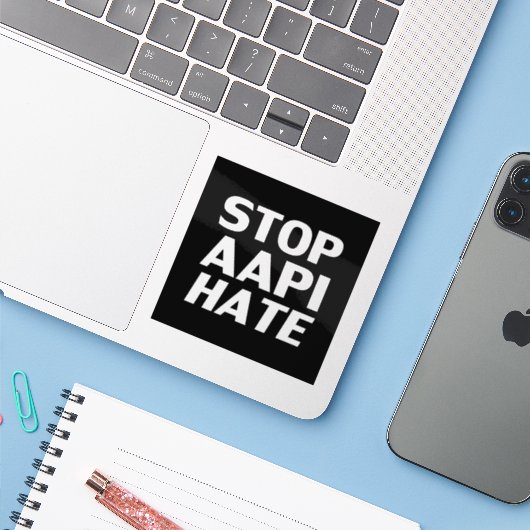 Stop AAPI Hate, zwarte witte Sticker (Laptop met iPhone)