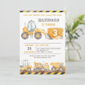 Stop de vrachtwagenjongen die de verkeersopstoppin kaart (Staand voorkant)