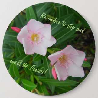 Stop en ruik de roze bloemen ronde button 6,0 cm