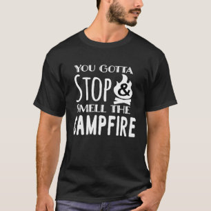 Stop en ruik het kampvuur een camping & inspiratie t-shirt