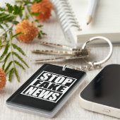 Stop Fake News Sleutelhanger (Voorkant Rechts)