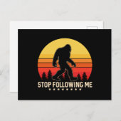 Stop Following Me | Bigfoot Retro Design Briefkaart (Voorkant / Achterkant)