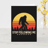 Stop Following Me | Bigfoot Retro Design Kaart (Gele Bloem)