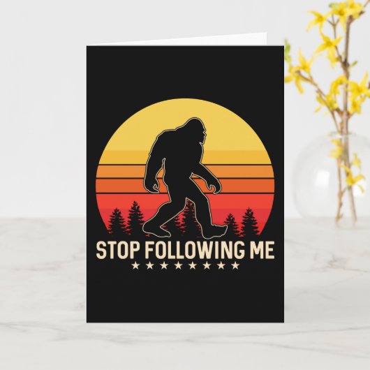 Stop Following Me | Bigfoot Retro Design Kaart (Gele Bloem)