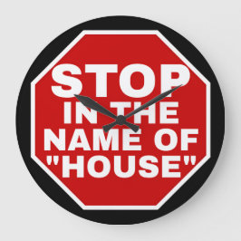 "STOP IN DE NAAM VAN HOUSE" WIT LETTERTYPE, RODE A GROTE KLOK