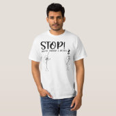 STOP JE ONDER EEN REST Musical Pun. T-shirt (Voorkant volledig)