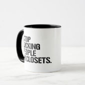 Stop mensen in kasten op te sluiten mok (Voorkant links)