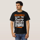 Stop met Crazy te vragen waarom je dom bent T-shirt (Voorkant volledig)