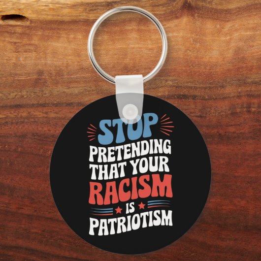 Stop met doen alsof je racisme patriottisme is  sleutelhanger (Voorkant)