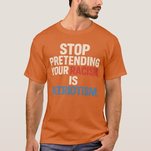 STOP MET DOEN ALSOF JE RACISME PATRIOTTISME IS. T-SHIRT (Voorkant)