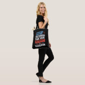 Stop met doen alsof je racisme patriottisme is tote bag (Op model)