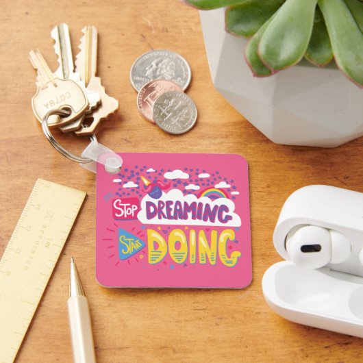 Stop met dromen, begin met donker violette metal sleutelhanger (Bureau)