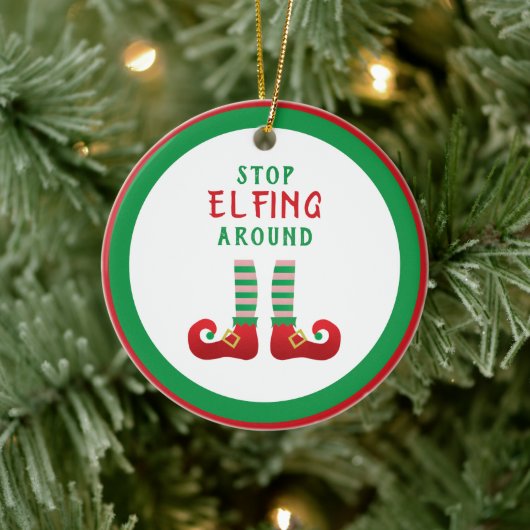 Stop met Elfing rond het grappige kerstGezegde Keramisch Ornament (Boom)